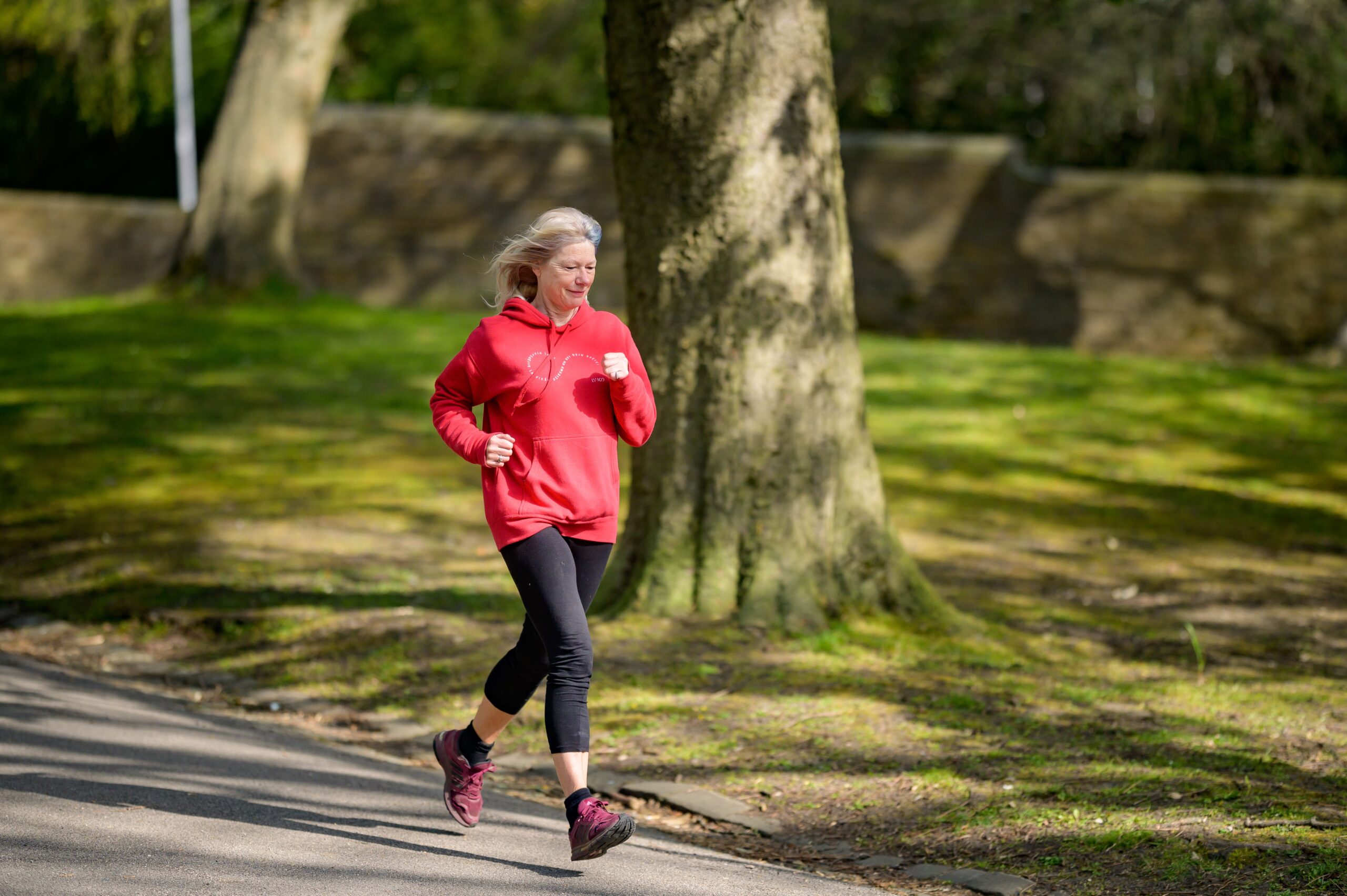 Frau beim Joggen im Park