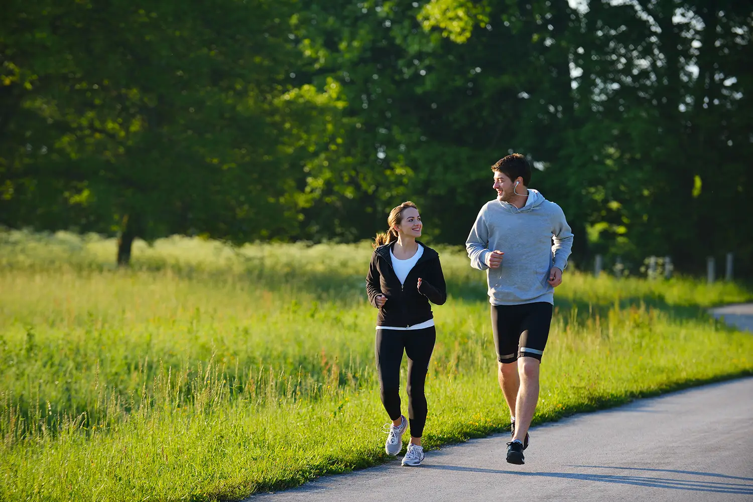 Läuferin und Läufer beim Joggen -wann Ein Herz-Check vor dem Lauftraining sinnvoll ist